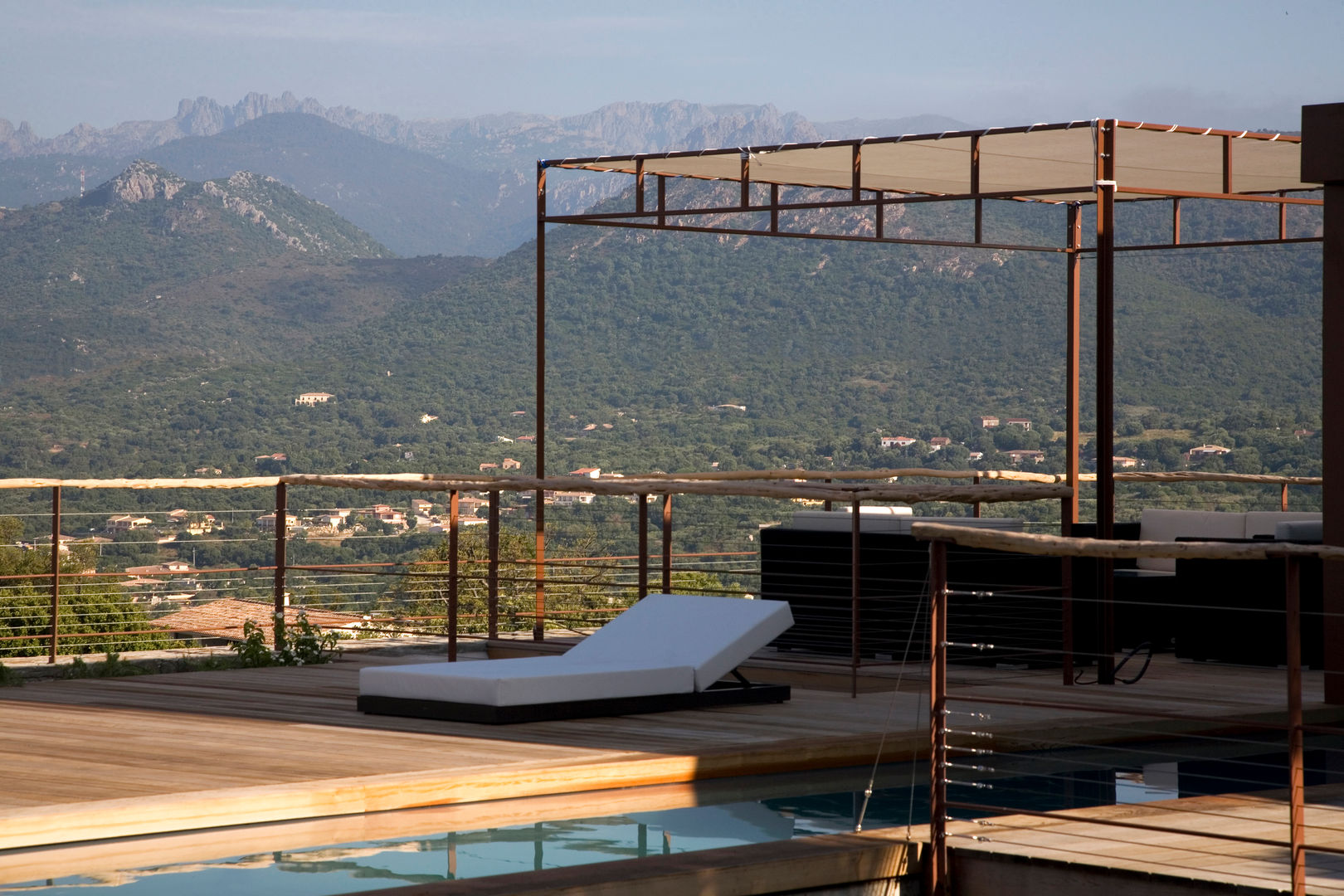 Villa en Corse du sud, Vezzoni Associés Vezzoni Associés Piscinas de estilo mediterráneo