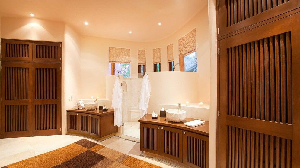 Mariposa House, arqflores / architect arqflores / architect Tropical style bathrooms