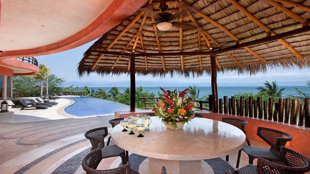 Mariposa House, arqflores / architect arqflores / architect Tropical style balcony, veranda & terrace