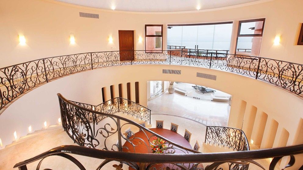 Mariposa House, arqflores / architect arqflores / architect Tropical corridor, hallway & stairs