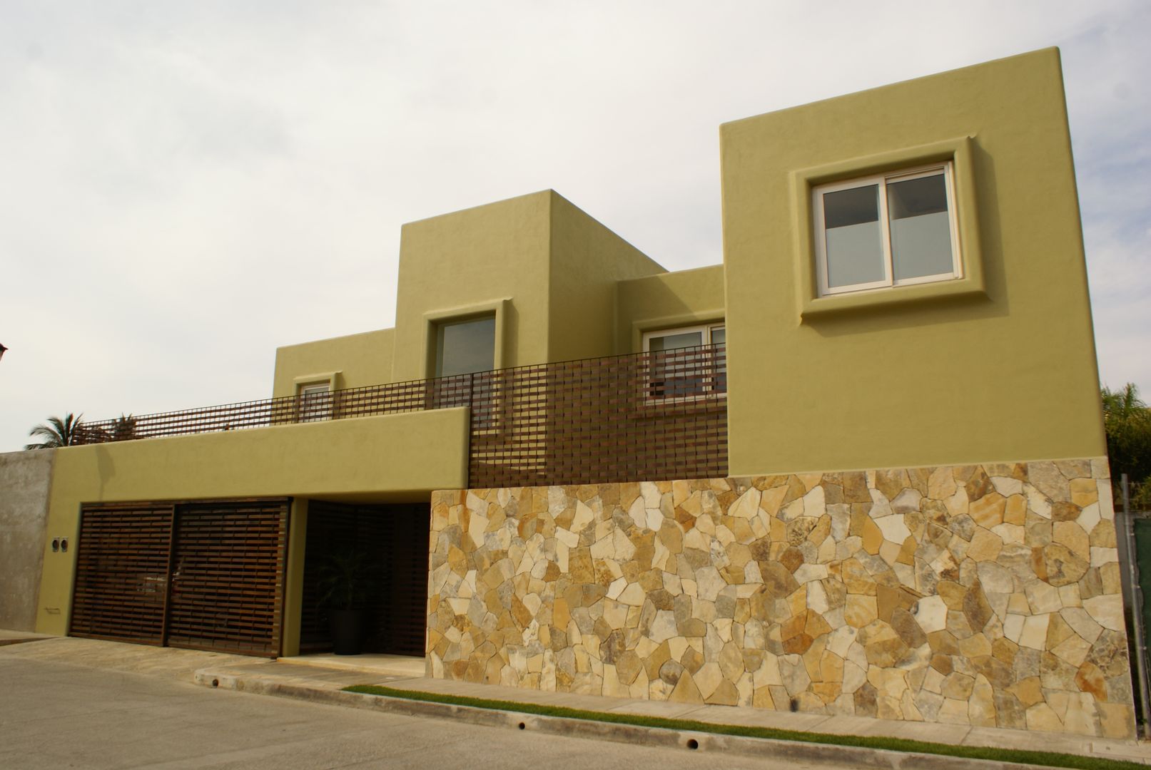 K House, arqflores / architect arqflores / architect Minimalistyczne domy