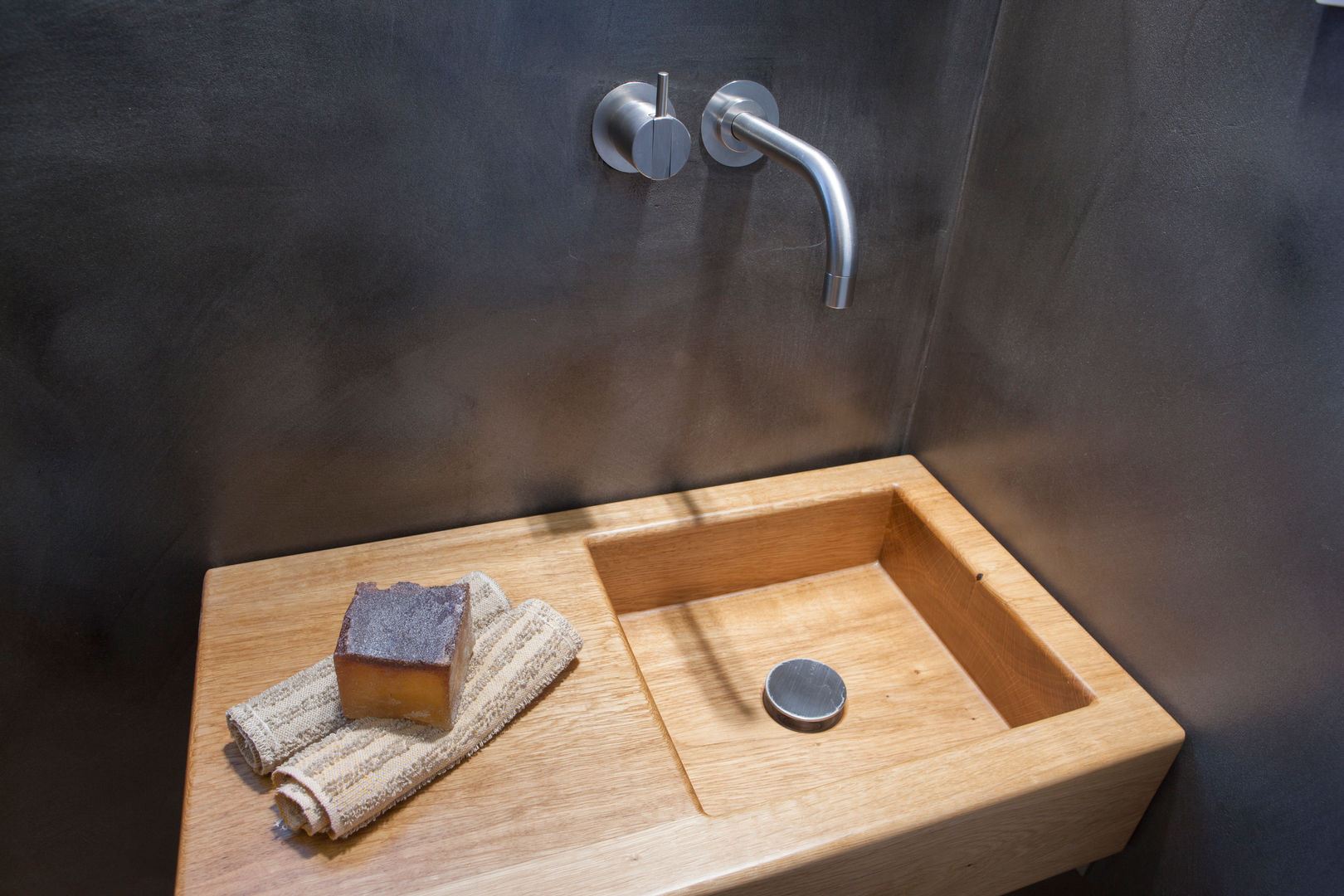 Holz als Waschtisch im Gäste WC Design by Torsten Müller Ванная комната в стиле минимализм Раковины