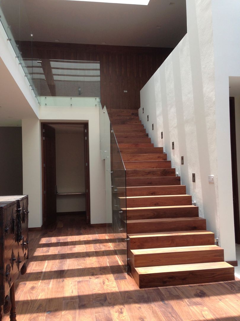 Casa en el Pedregal, Revah Arqs Revah Arqs Modern corridor, hallway & stairs