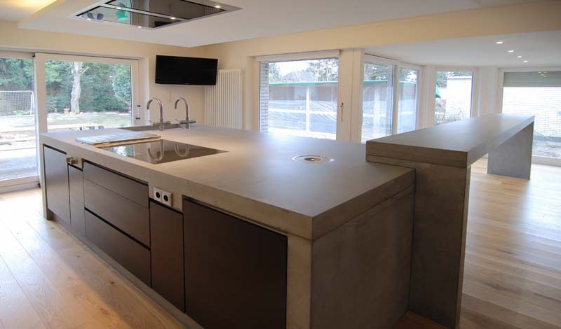 Arbeitsplatte aus Beton: Lucidezza, material raum form material raum form Modern kitchen Concrete Bench tops