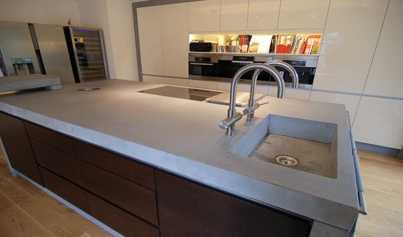 Arbeitsplatte aus Beton: Lucidezza, material raum form material raum form Modern kitchen Concrete Bench tops