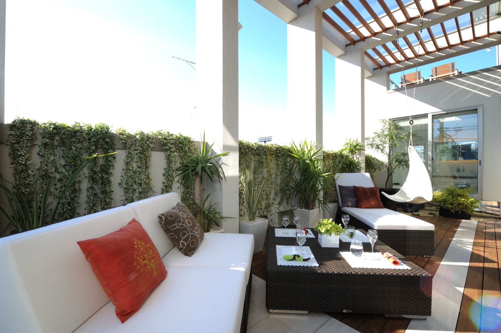 オリエンタルモダンを実現したリゾートのある家, TERAJIMA ARCHITECTS／テラジマアーキテクツ TERAJIMA ARCHITECTS／テラジマアーキテクツ Modern balcony, veranda & terrace