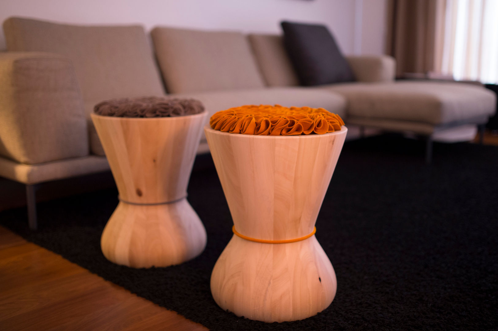 Swithy is so versatile! homify غرفة المعيشة خشب متين Multicolored stool,Stools & chairs