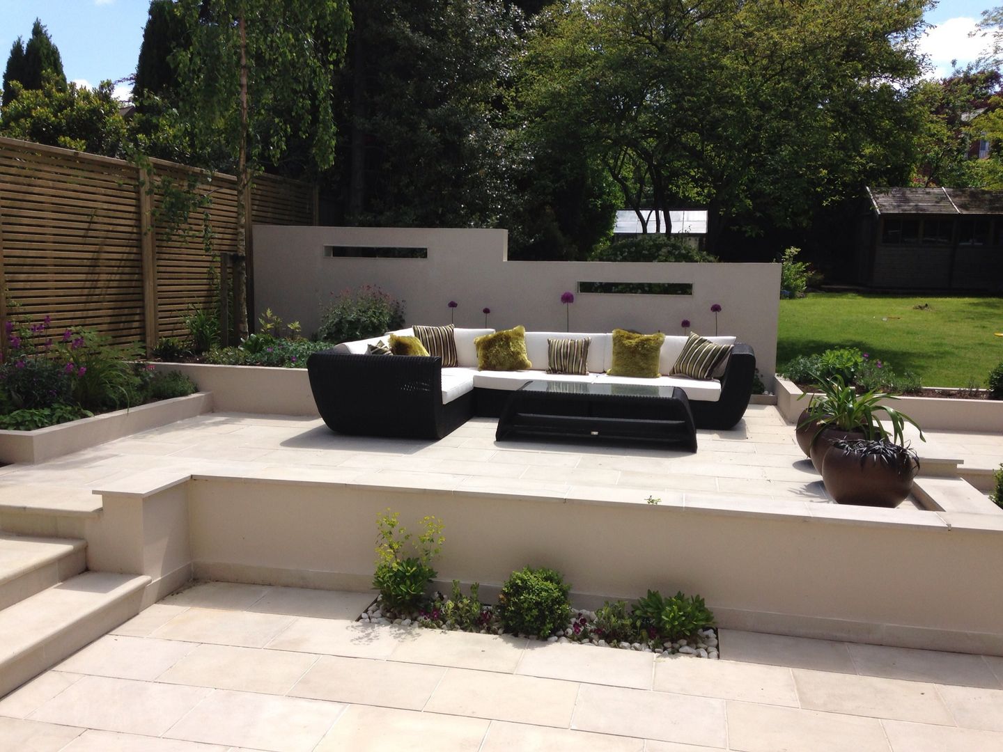 Contemporary Split level terrace: Buff sawn sandstone giving a contemporary feel, Gardenplan Design Gardenplan Design Jardins modernos