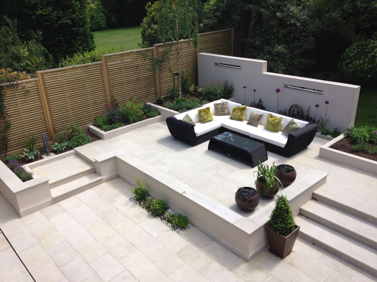 Terrace with furniture Gardenplan Design Modern garden