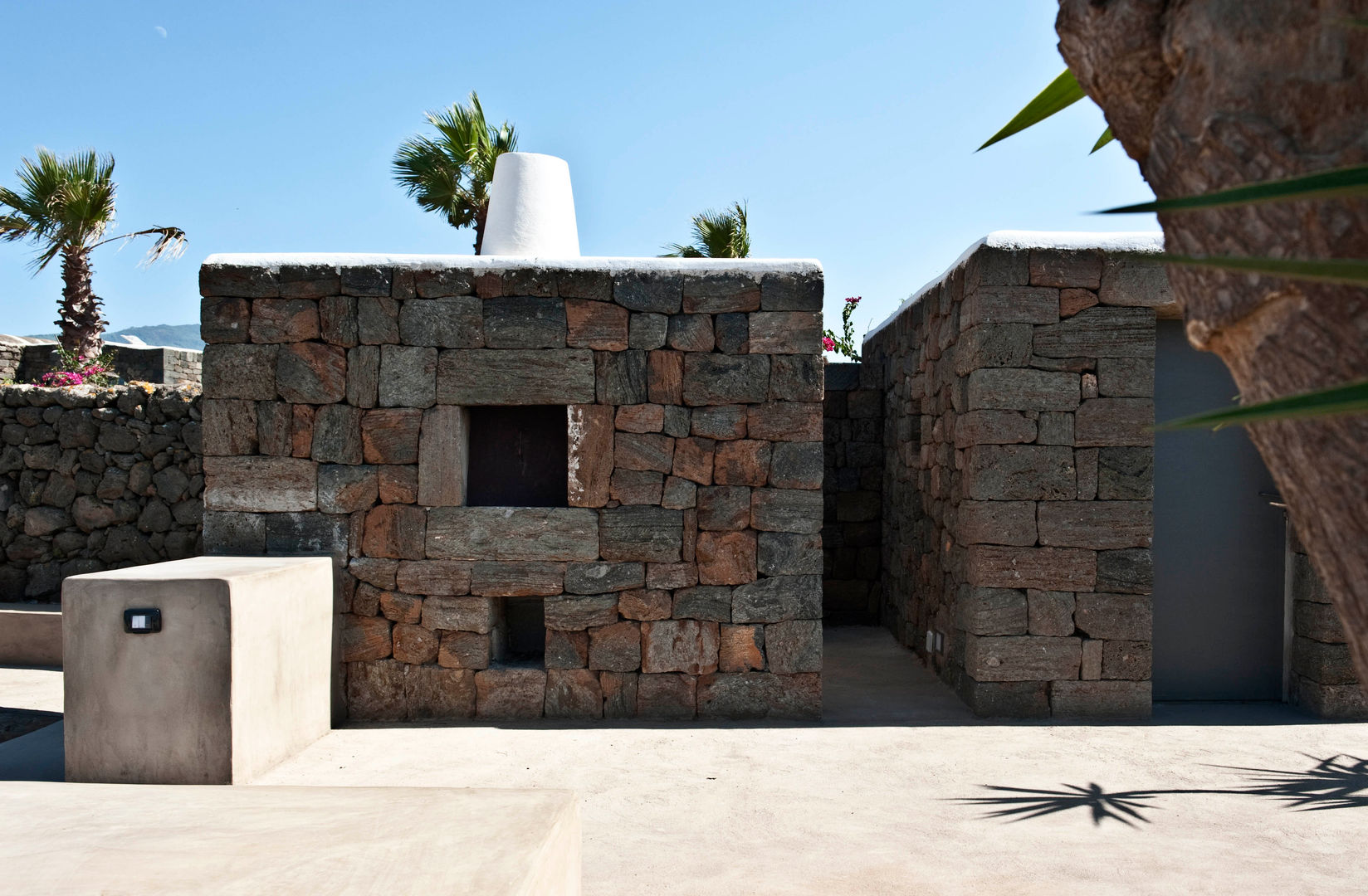 Recupero di un dammuso a Pantelleria, Gianluca Bugeia | Architetto e Designer di Interni Gianluca Bugeia | Architetto e Designer di Interni วิลล่า หิน