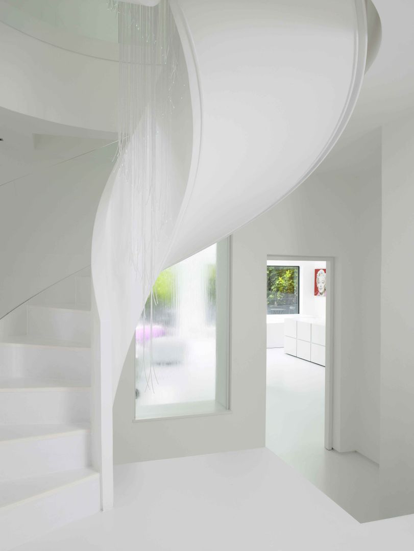 Ice White House-Luxury home, Quirke McNamara Quirke McNamara Pasillos, vestíbulos y escaleras minimalistas