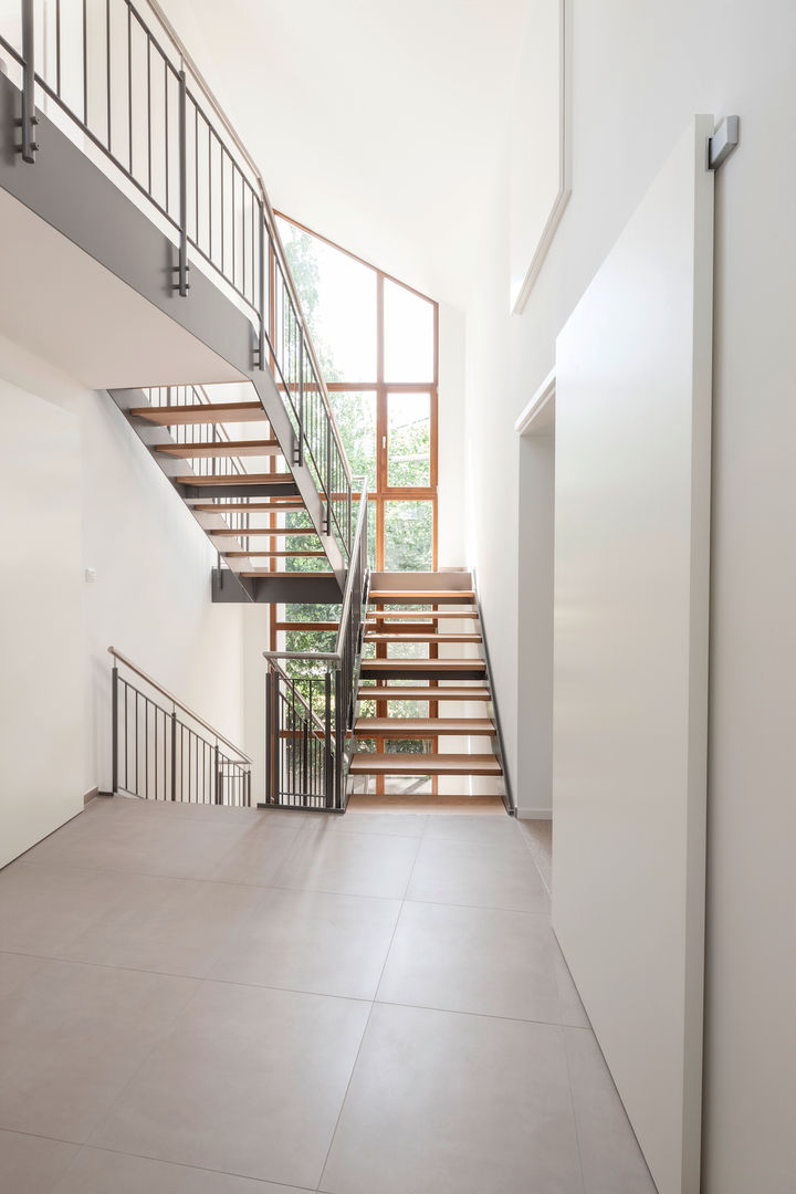 'the garden house' , in_design architektur in_design architektur Modern Corridor, Hallway and Staircase