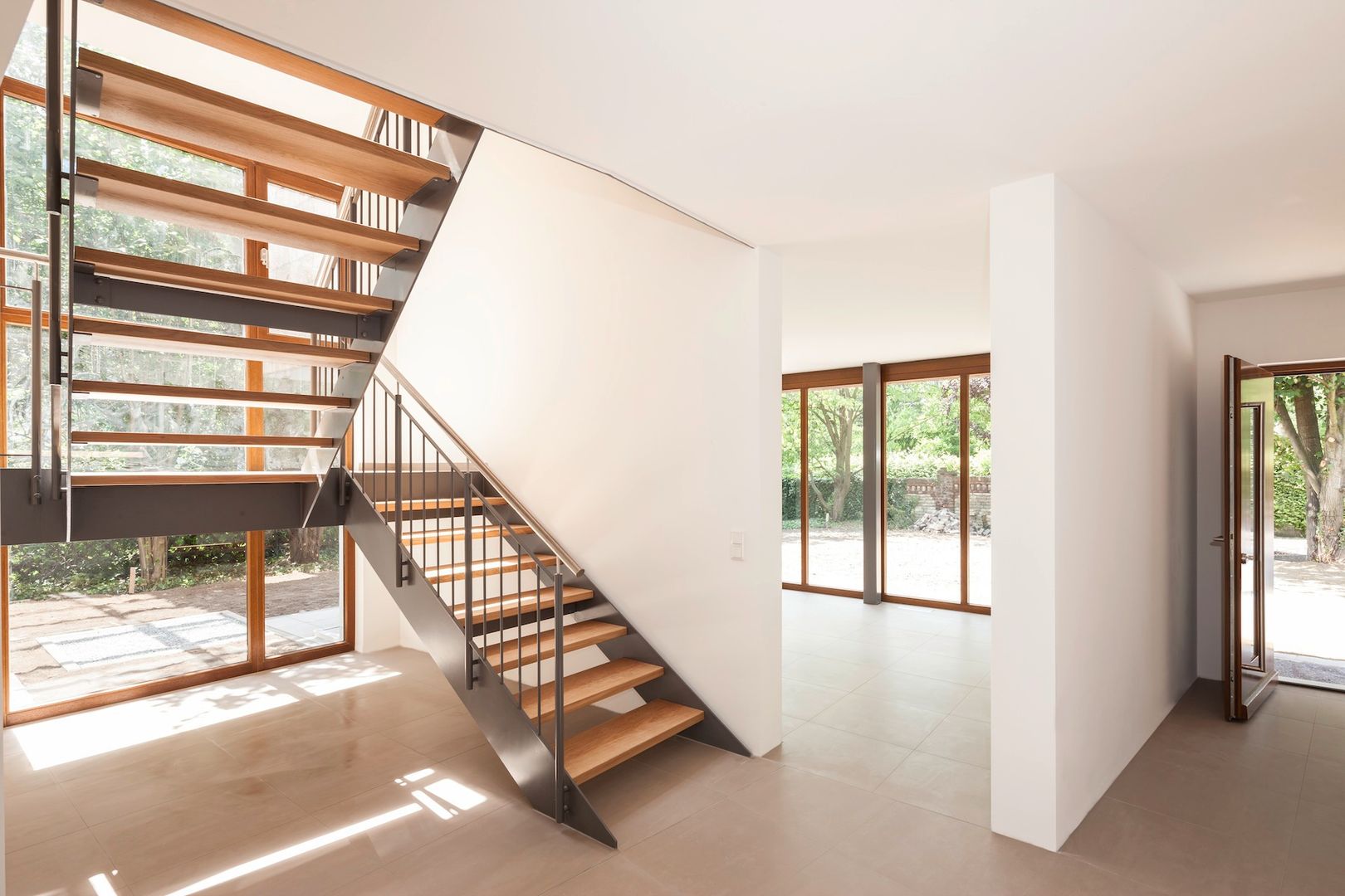 'the garden house' , in_design architektur in_design architektur Modern Corridor, Hallway and Staircase