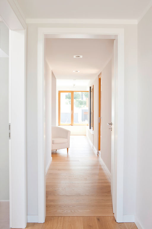 'Haus 4K' - Einfamilien-Wohnhaus , in_design architektur in_design architektur Modern corridor, hallway & stairs