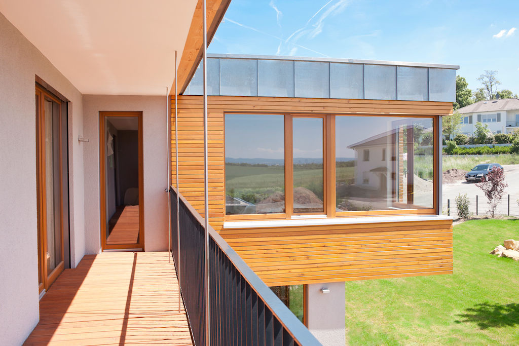 Kinderbalkon mit Taunusblick in_design architektur Moderne Fenster & Türen