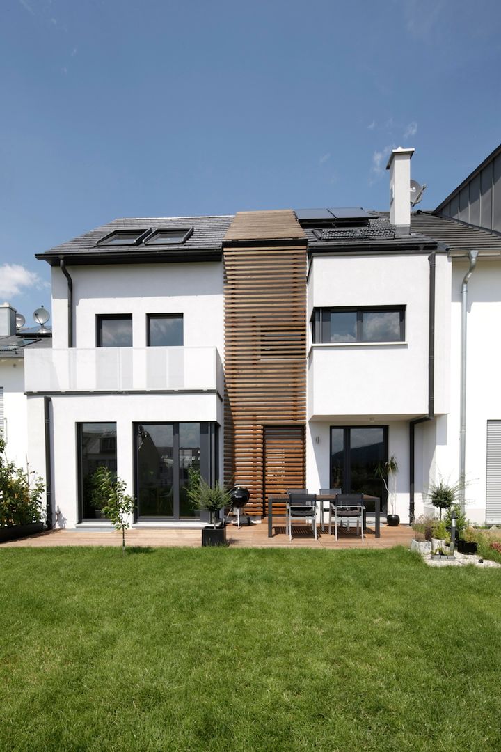 Gartenansicht mit Holzfuge in_design architektur Reihenhaus Pflanze,Himmel,Gebäude,Eigentum,Fenster,Haus,Gras,Grundstück,Schatten,Wohngebiet