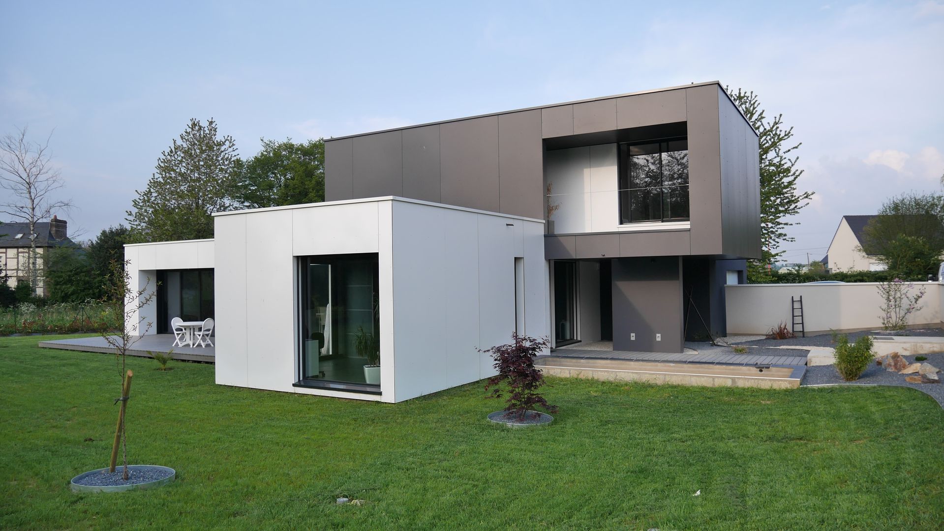 maison noire et blanche, ad architecture ad architecture Modern home