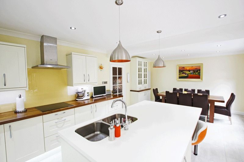 White Kitchen Units With Orange Accents, Rebecca Coulby Interiors Rebecca Coulby Interiors 廚房室 洗手台與水龍頭