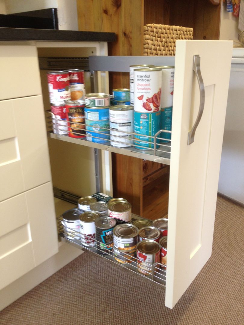 Cream shaker with black granite worktops, Henley McKay Kitchens Henley McKay Kitchens Kitchen Cabinets & shelves