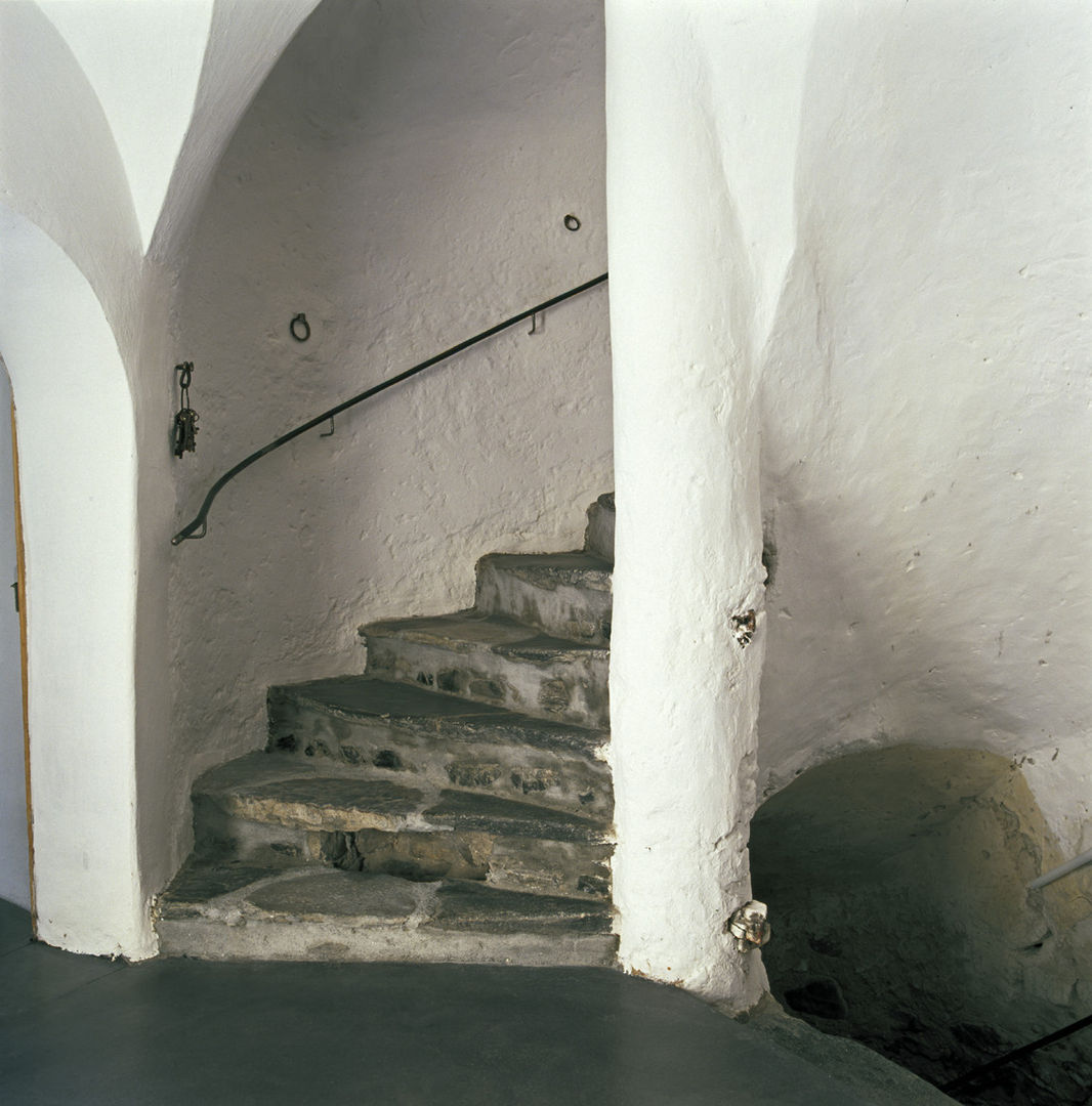 Casascura, Fläsch (CH), atelier-f ag atelier-f ag Pasillos, vestíbulos y escaleras de estilo rústico