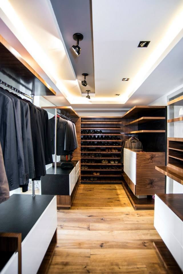 ​Veramonte I Sobrado + Ugalde Arquitectos Closets de estilo ecléctico