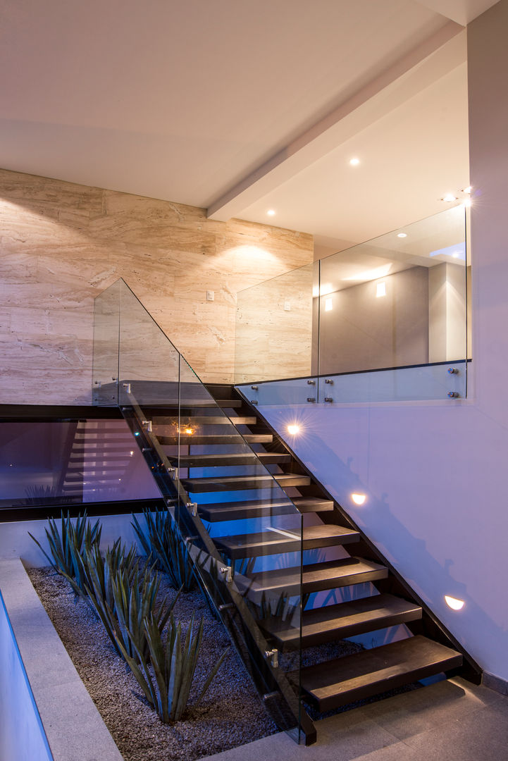 Paseo 130, Sobrado + Ugalde Arquitectos Sobrado + Ugalde Arquitectos Hành lang, sảnh & cầu thang phong cách chiết trung