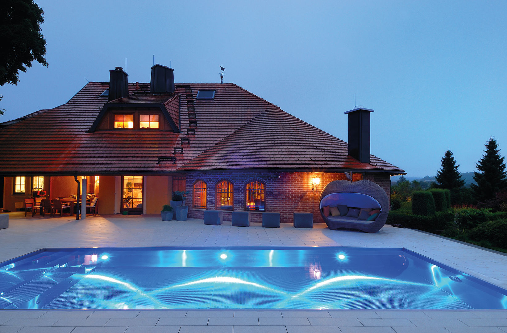 Romantisches Edelstahlpool mit färbiger LED-Beleuchtung, Polytherm GmbH. Polytherm GmbH. Piscinas Piscinas