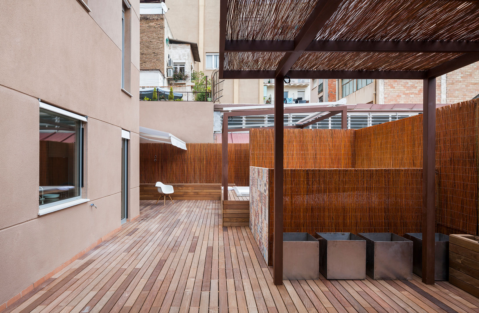 Duplex in Gràcia, ZEST Architecture ZEST Architecture Nhà cho nhiều gia đình