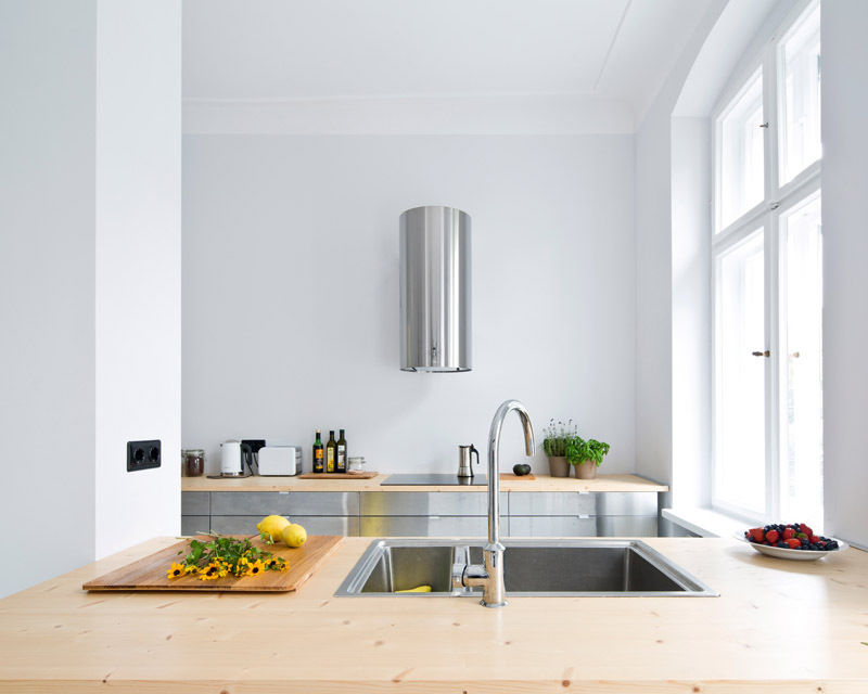 A Spacious Apartment in Prenzlauer Berg, lifelife GmbH lifelife GmbH ห้องนั่งเล่น