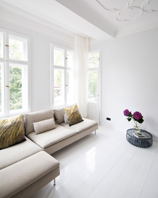 A Spacious Apartment in Prenzlauer Berg, lifelife GmbH lifelife GmbH ห้องนั่งเล่น