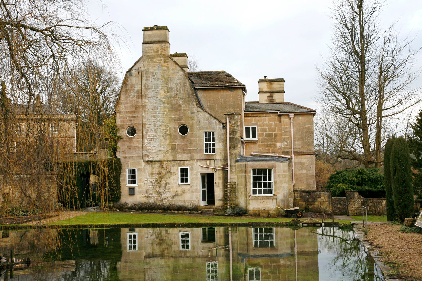 Georgian country house with a lake in the front garden Concept Interior Design & Decoration Ltd Rumah Klasik