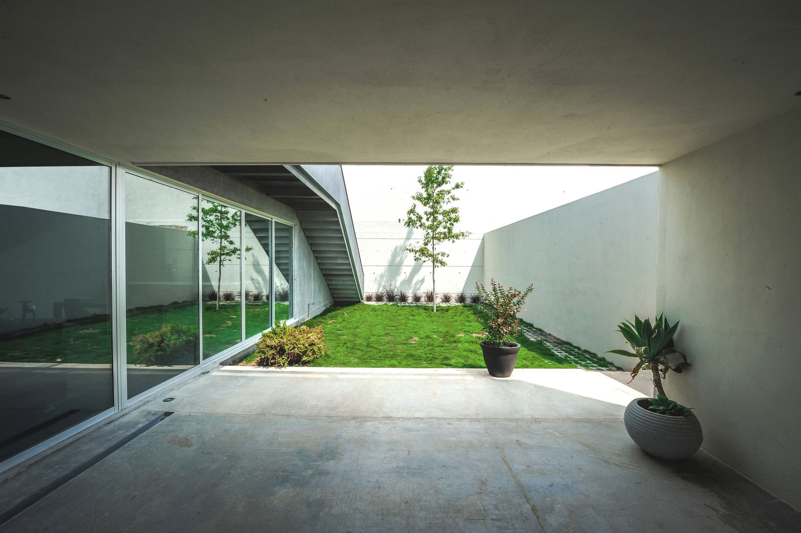 Casa IPE, P+0 Arquitectura P+0 Arquitectura Jardines modernos