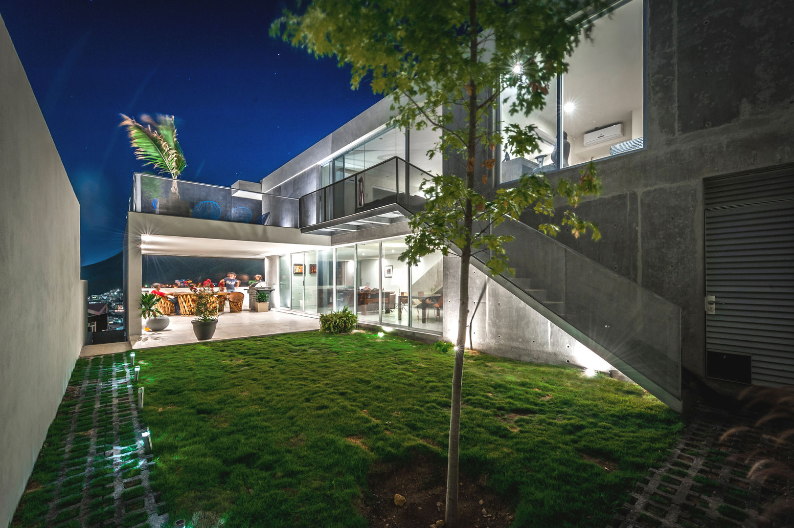 IPE HOUSE, P+0 Arquitectura P+0 Arquitectura Rumah Modern