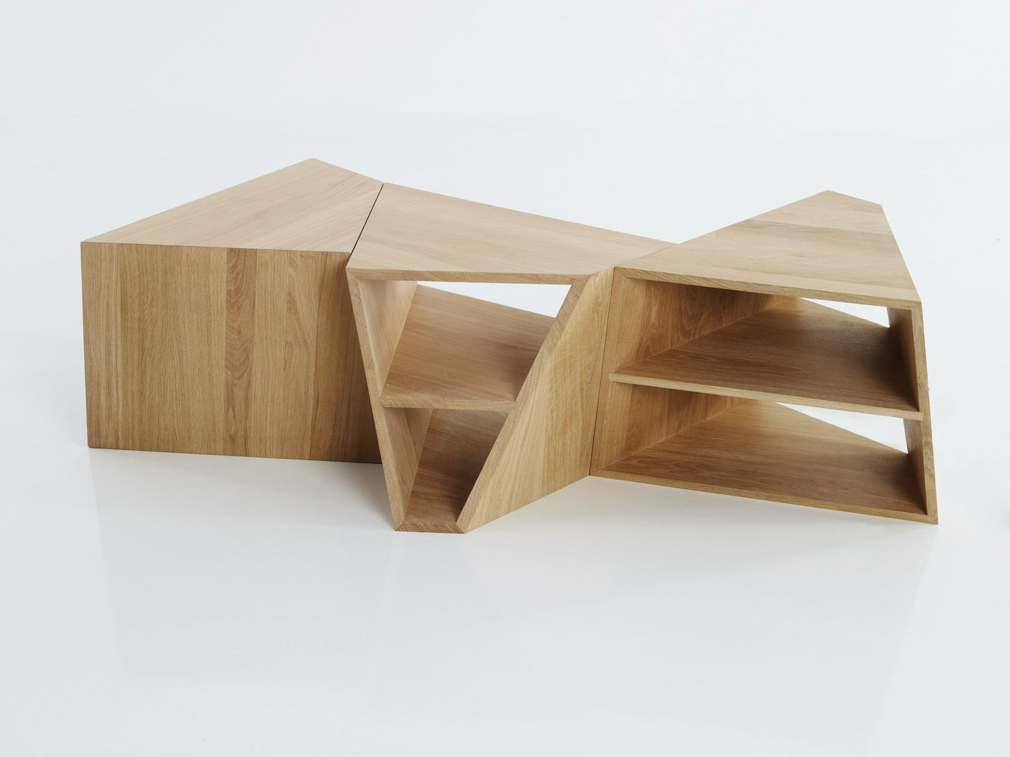 varan smalltable for more möbel, gil coste design gil coste design ห้องนั่งเล่น โต๊ะกลางและโซฟา