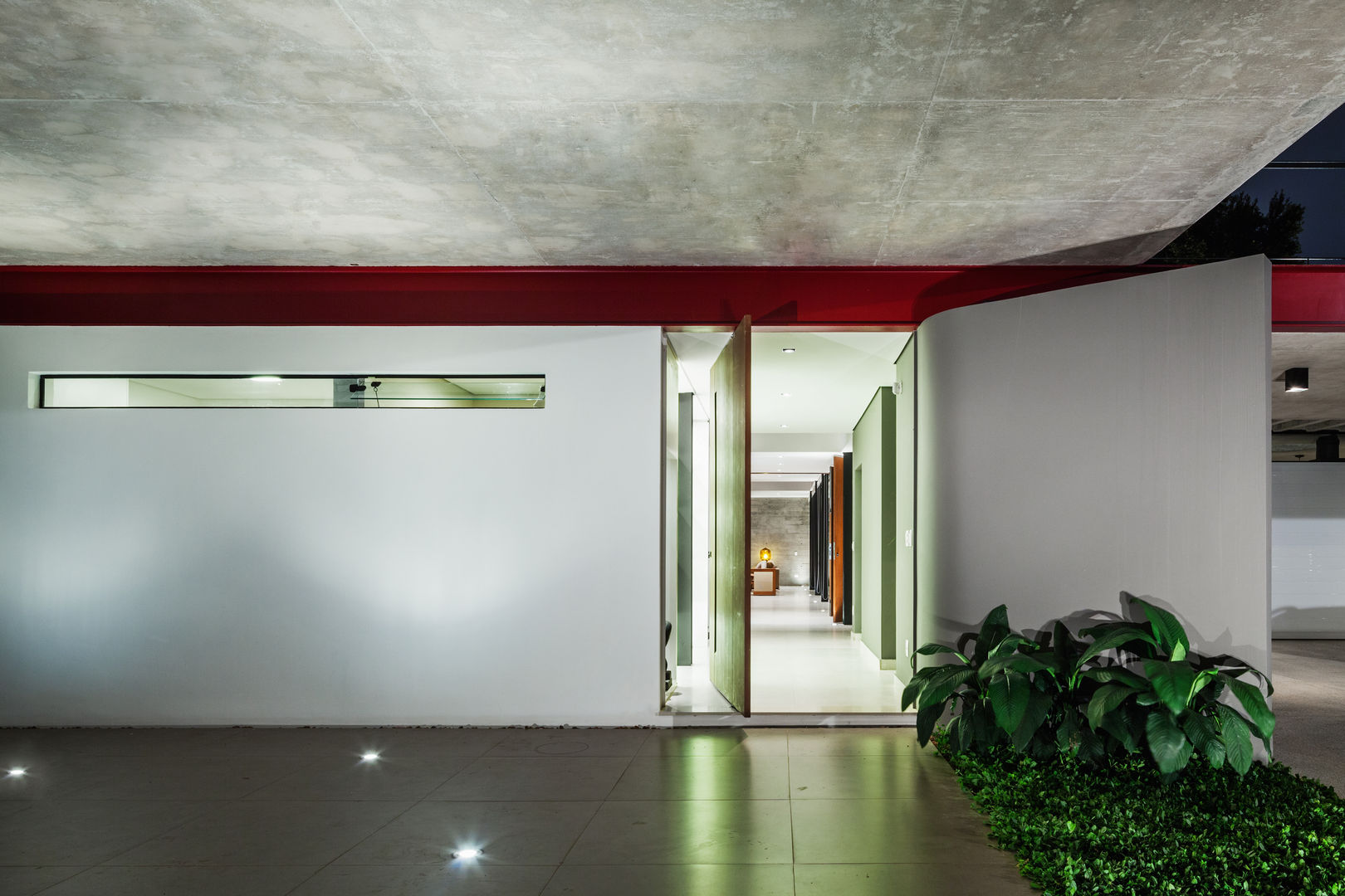 Planalto, FCstudio FCstudio Modern corridor, hallway & stairs