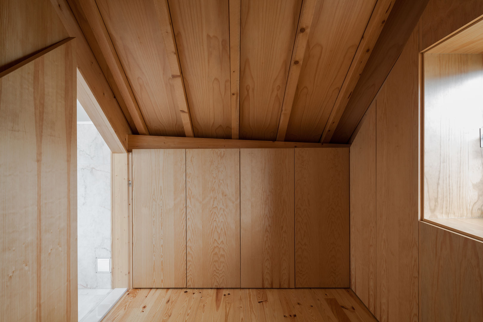 The Three Cusps Chalet, Tiago do Vale Arquitectos Tiago do Vale Arquitectos オリジナルデザインの ドレッシングルーム