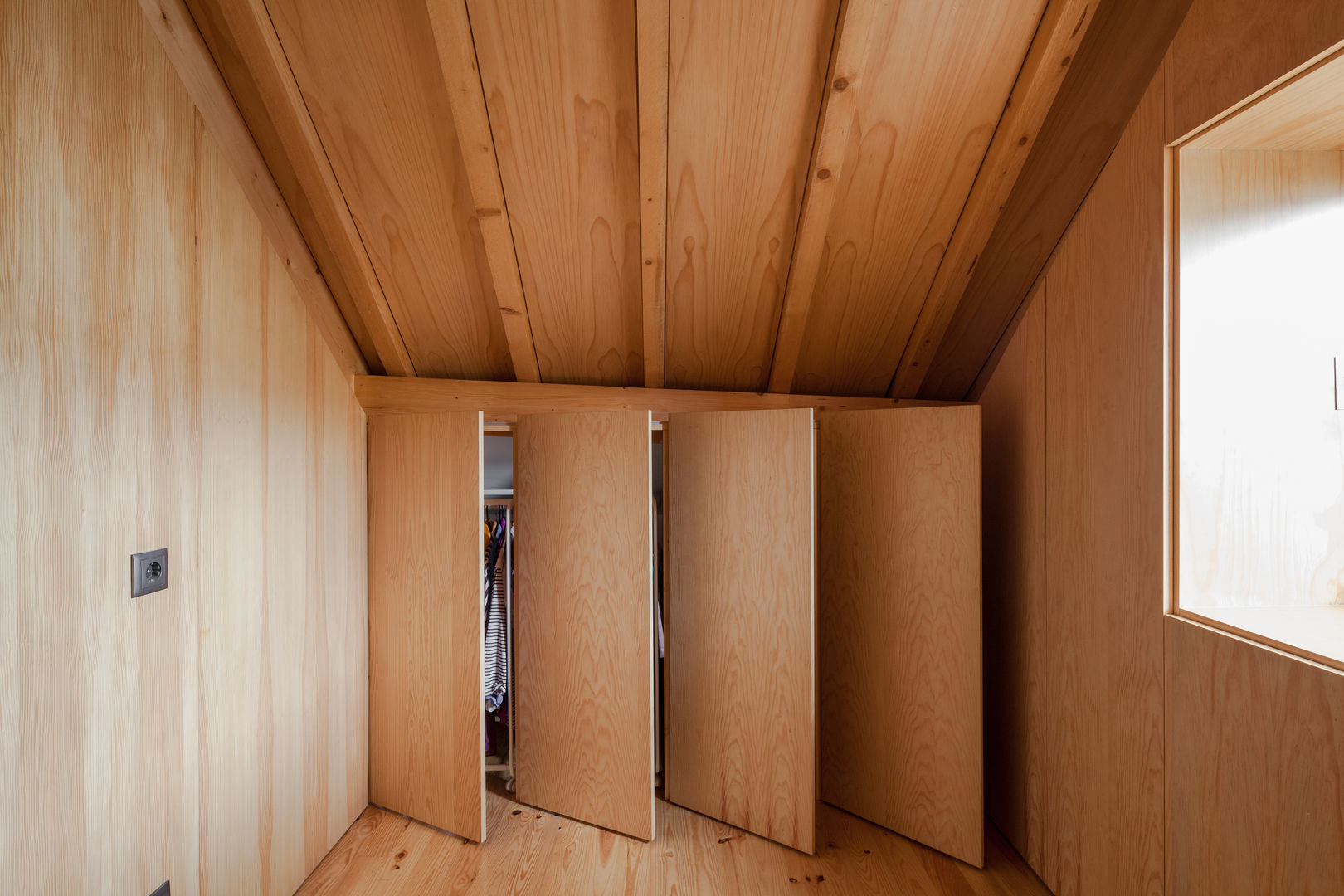 The Three Cusps Chalet, Tiago do Vale Arquitectos Tiago do Vale Arquitectos Spogliatoio eclettico