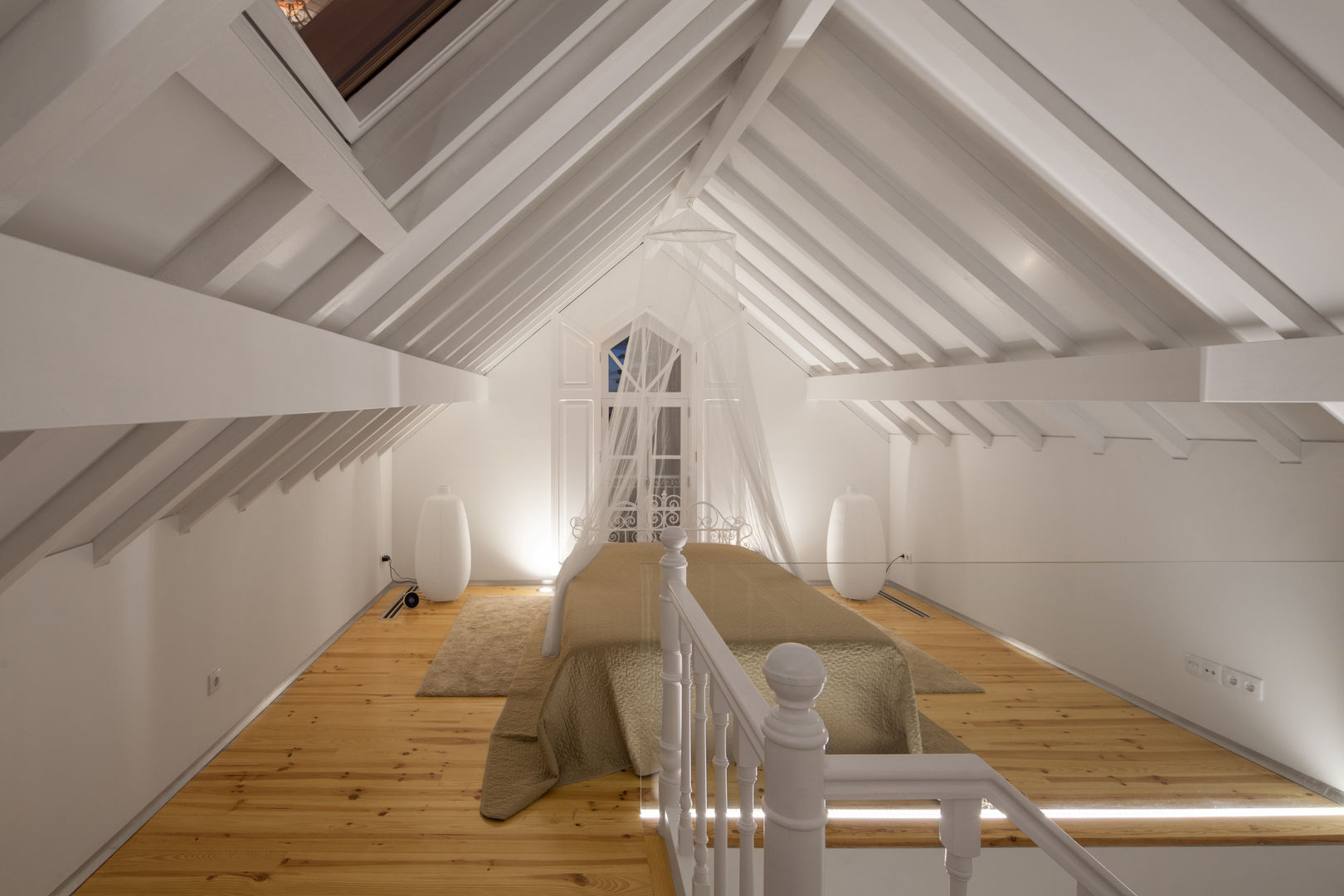 The Three Cusps Chalet, Tiago do Vale Arquitectos Tiago do Vale Arquitectos Ausgefallene Schlafzimmer