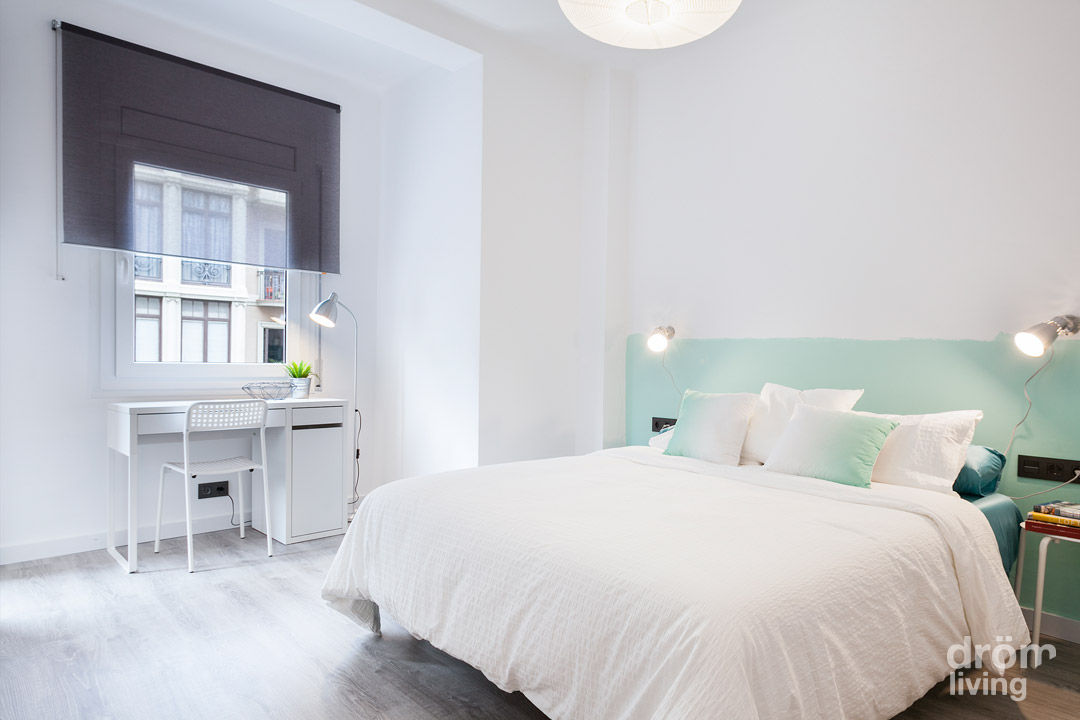 Dormitorio azul Dröm Living Habitaciones de estilo escandinavo Camas y cabeceros