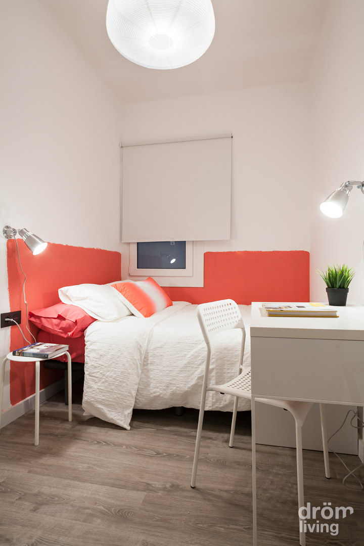 Dormitorio rojo Dröm Living Habitaciones de estilo escandinavo Camas y cabeceros