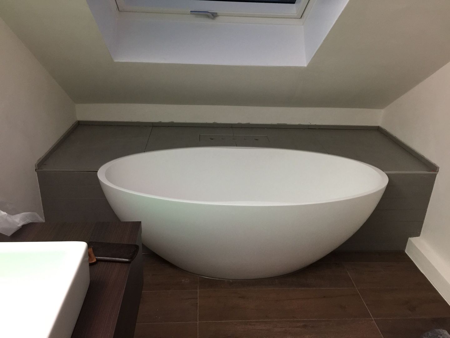 Einbau einer freistehenden Badewanne , Badeloft - Badewannen und Waschbecken aus Mineralguss und Marmor Badeloft - Badewannen und Waschbecken aus Mineralguss und Marmor Modern bathroom