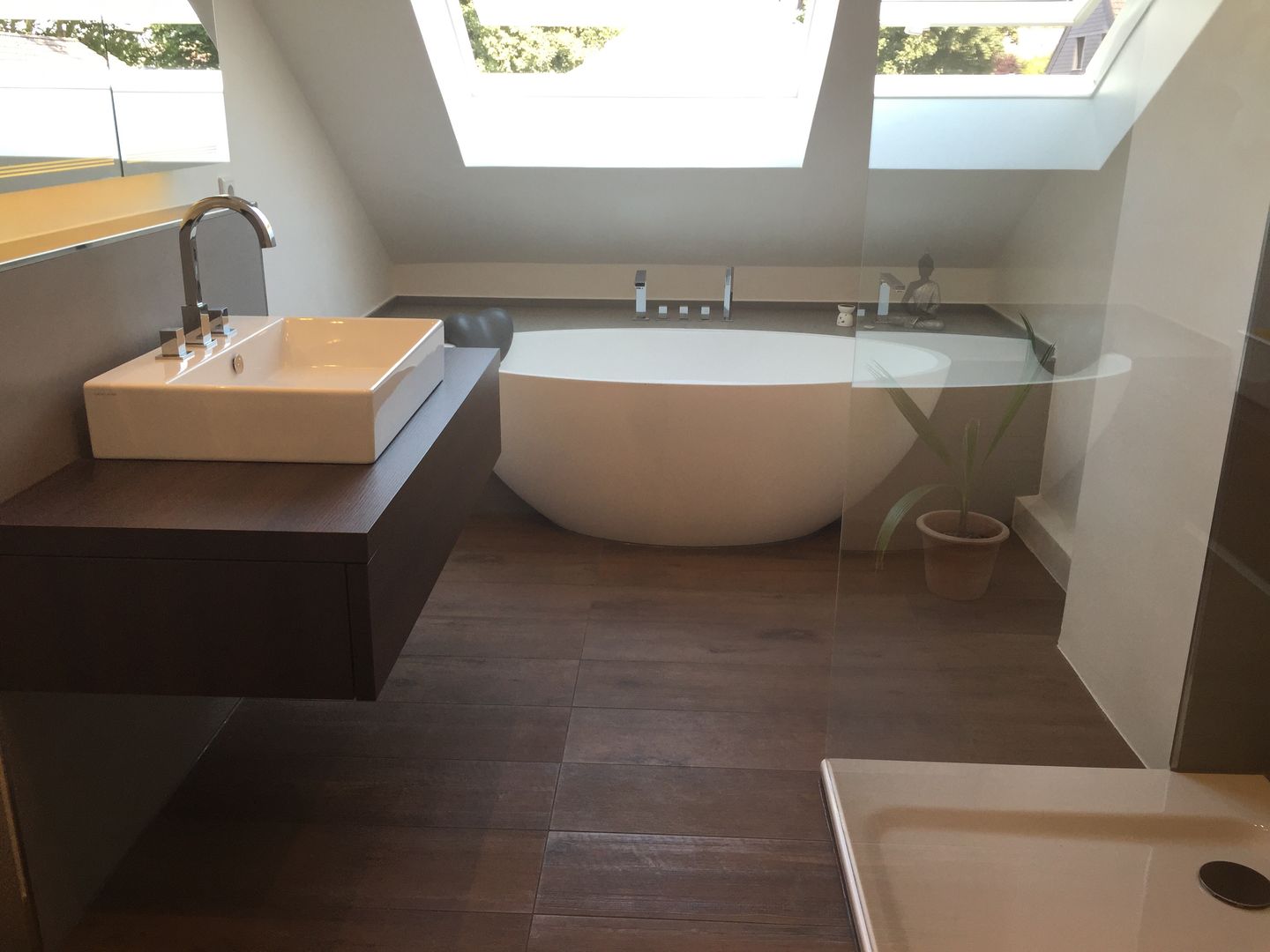 Einbau einer freistehenden Badewanne , Badeloft - Badewannen und Waschbecken aus Mineralguss und Marmor Badeloft - Badewannen und Waschbecken aus Mineralguss und Marmor Modern bathroom