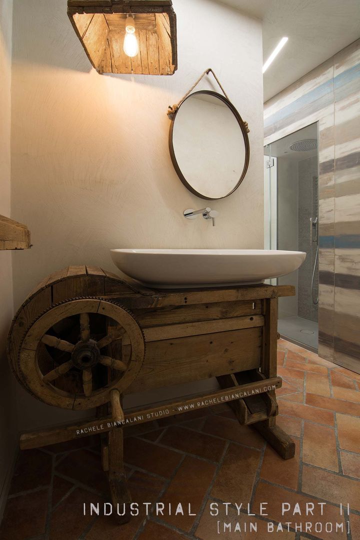 Mobile lavello vintage - un vecchio attrezzo agricolo trova nuova vita Rachele Biancalani Studio Bagno in stile industriale Lavabi