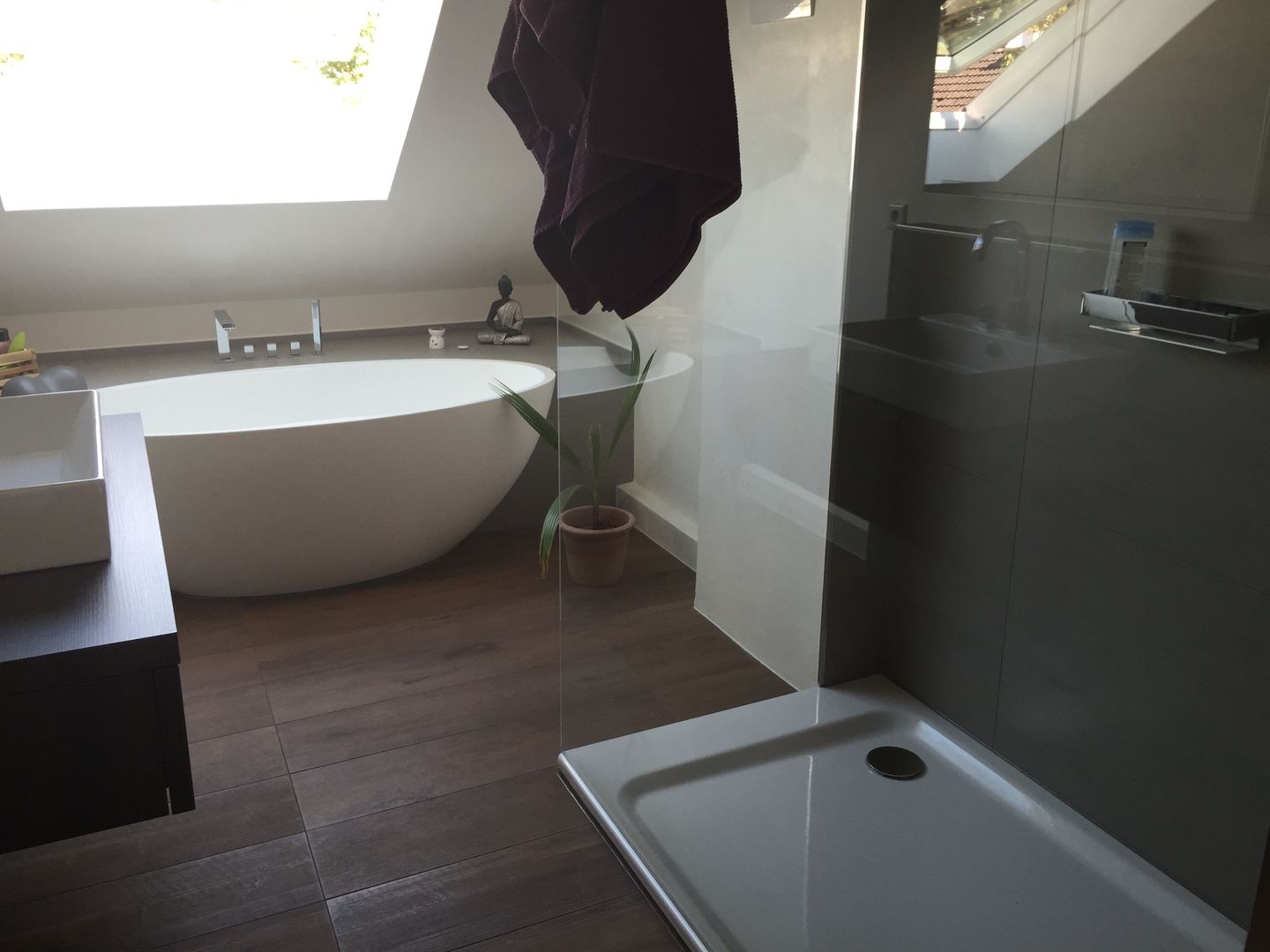 Einbau einer freistehenden Badewanne , Badeloft - Badewannen und Waschbecken aus Mineralguss und Marmor Badeloft - Badewannen und Waschbecken aus Mineralguss und Marmor Kamar Mandi Modern