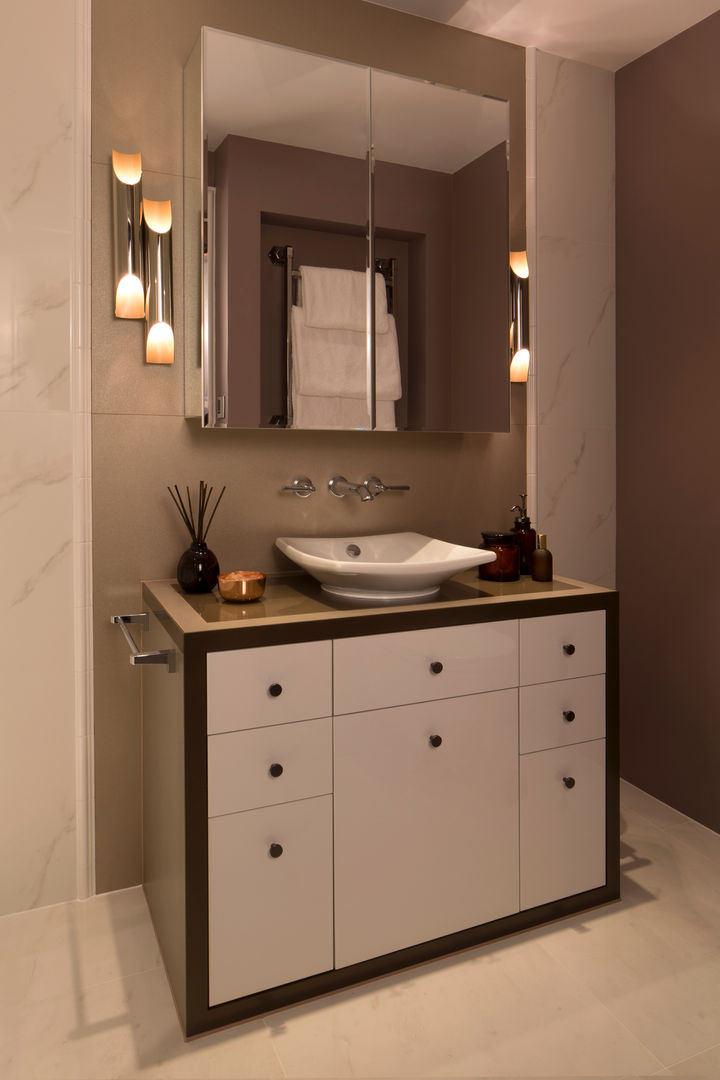 Guest Bathroom Roselind Wilson Design クラシックスタイルの お風呂・バスルーム bathroom,contemporary,modern bathroom,luxury,wall lights