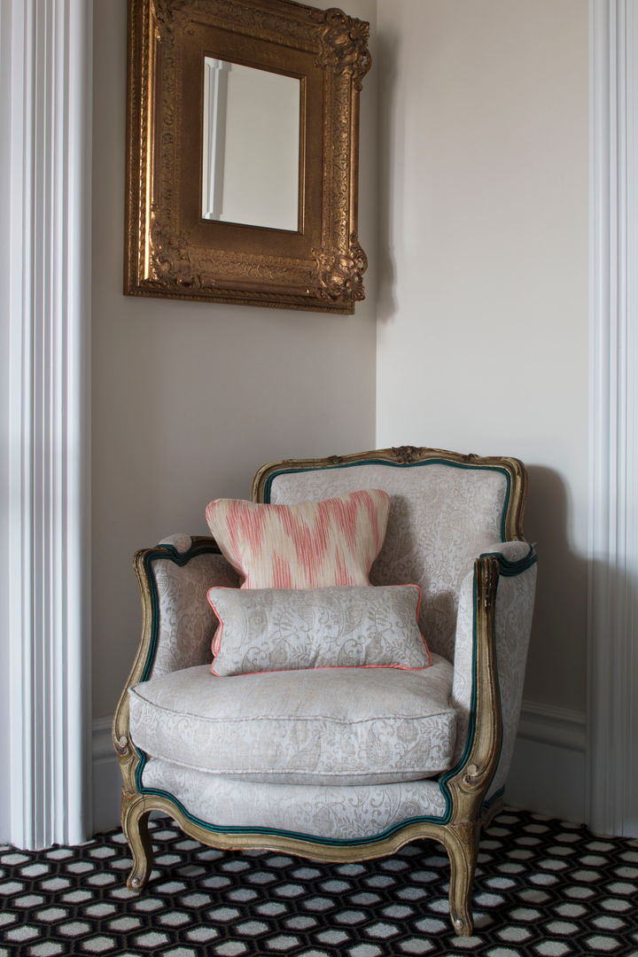 Hallway Roselind Wilson Design 클래식스타일 복도, 현관 & 계단 luxury,cushions,chair,wall mirror,cream walls