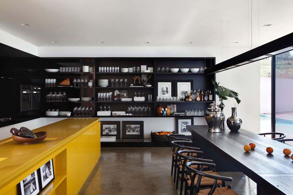 LA HOUSE STUDIO GUILHERME TORRES Modern kitchen