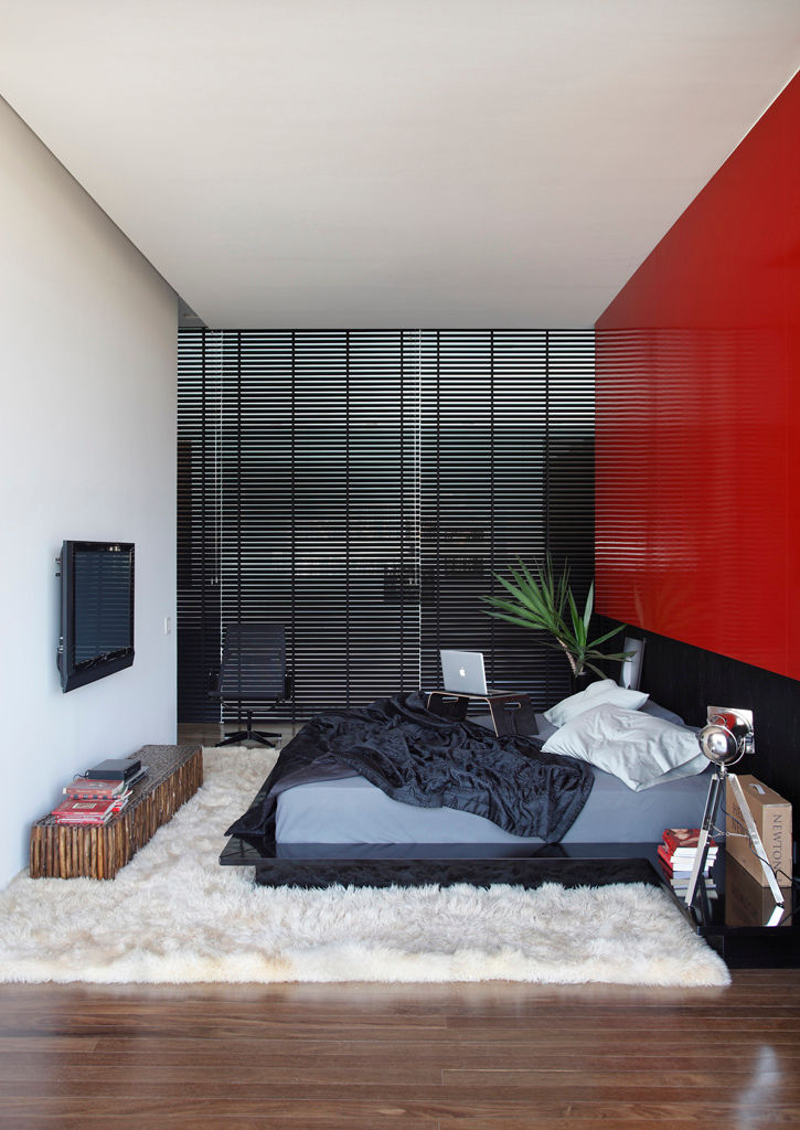 LA HOUSE STUDIO GUILHERME TORRES Modern style bedroom