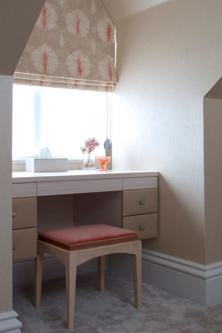 Guest Bedroom Roselind Wilson Design Recámaras pequeñas dressing table,bedroom,stool,roman blinds,interior design
