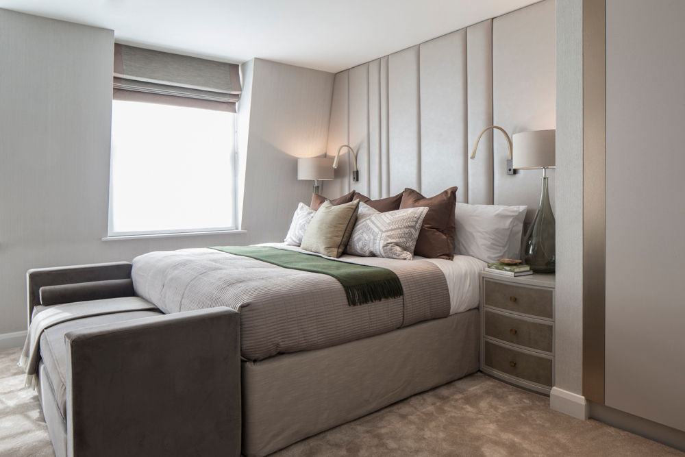 Eaton Mews North - Master Bedroom Roselind Wilson Design Dormitorios pequeños luxury,interior design,bedroom,cushions,wall lights,roman blinds